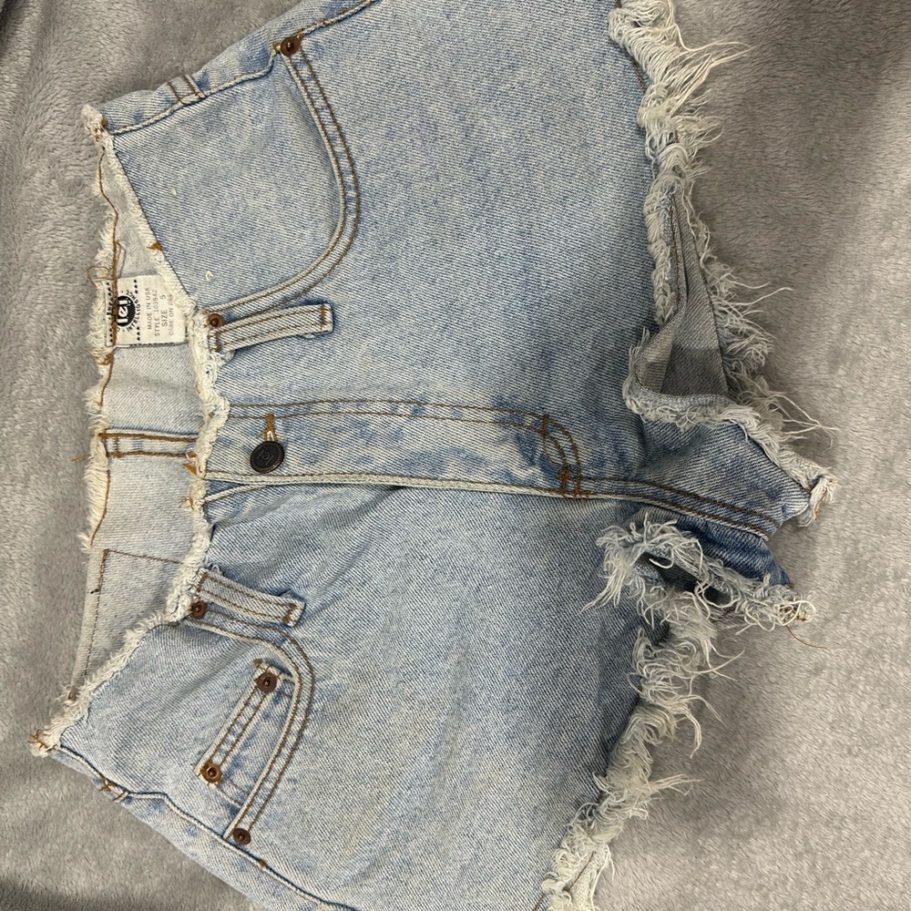 Denim Frayed Hem Women's Shorts Levi’s . Light color Jean shorts size 5